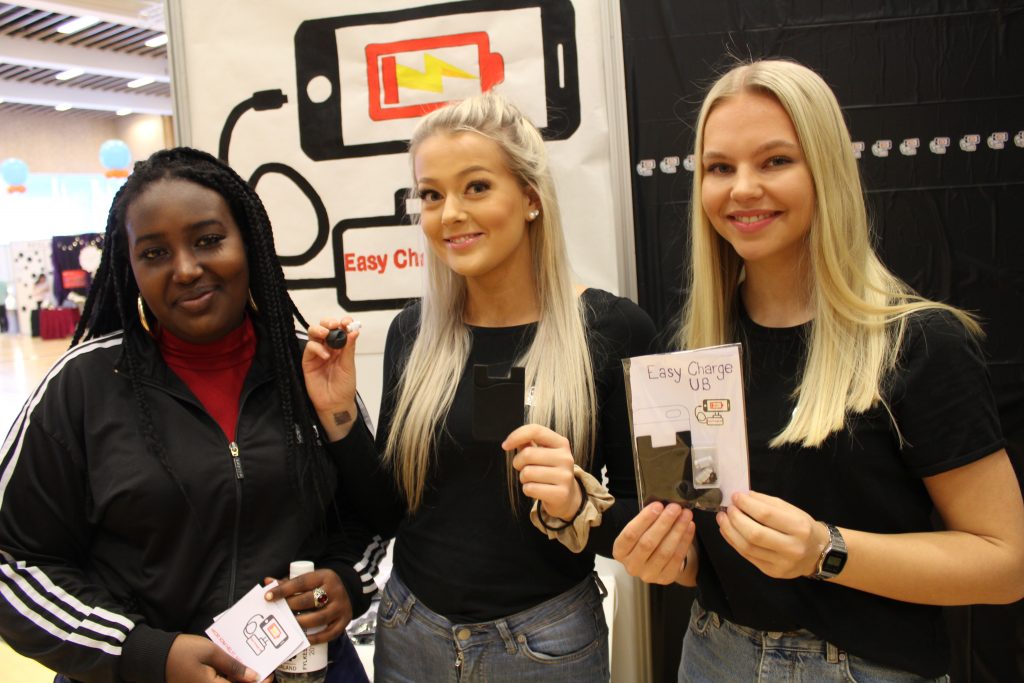 Nikki Biseke, Linn Sofie Tangedal og Lotta Kobbeltvedt står bak mobiltilbehør-pakken Easycharge.