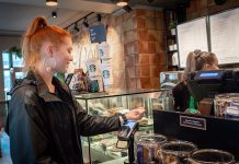 Siren Bjorøy (15 år) tester ut klokkebetaling på sin favorittcafe Starbucks