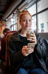 – For meg er det greit å kunne betale med klokken overalt der det er snakk om småbeløp, slik som i kantinen på skolen og på Starbucks, sier Siren Bjorøy (15 år). 